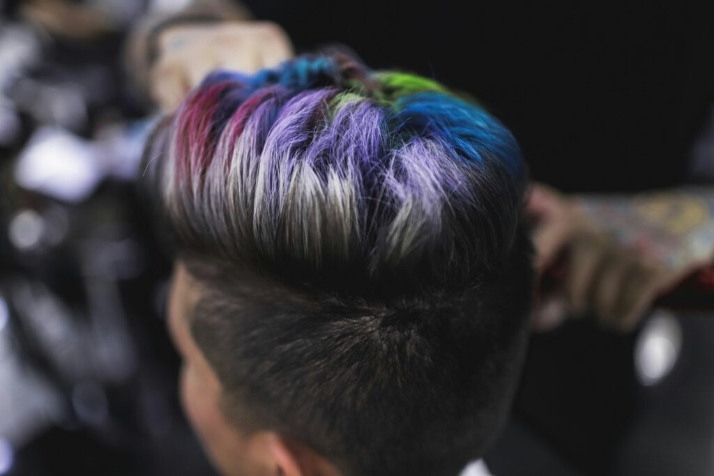 Hombre con el pelo teñido de colores